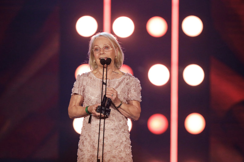 Görel Hanser tar emot ABBA:s pris för årets heders- och specialpris.