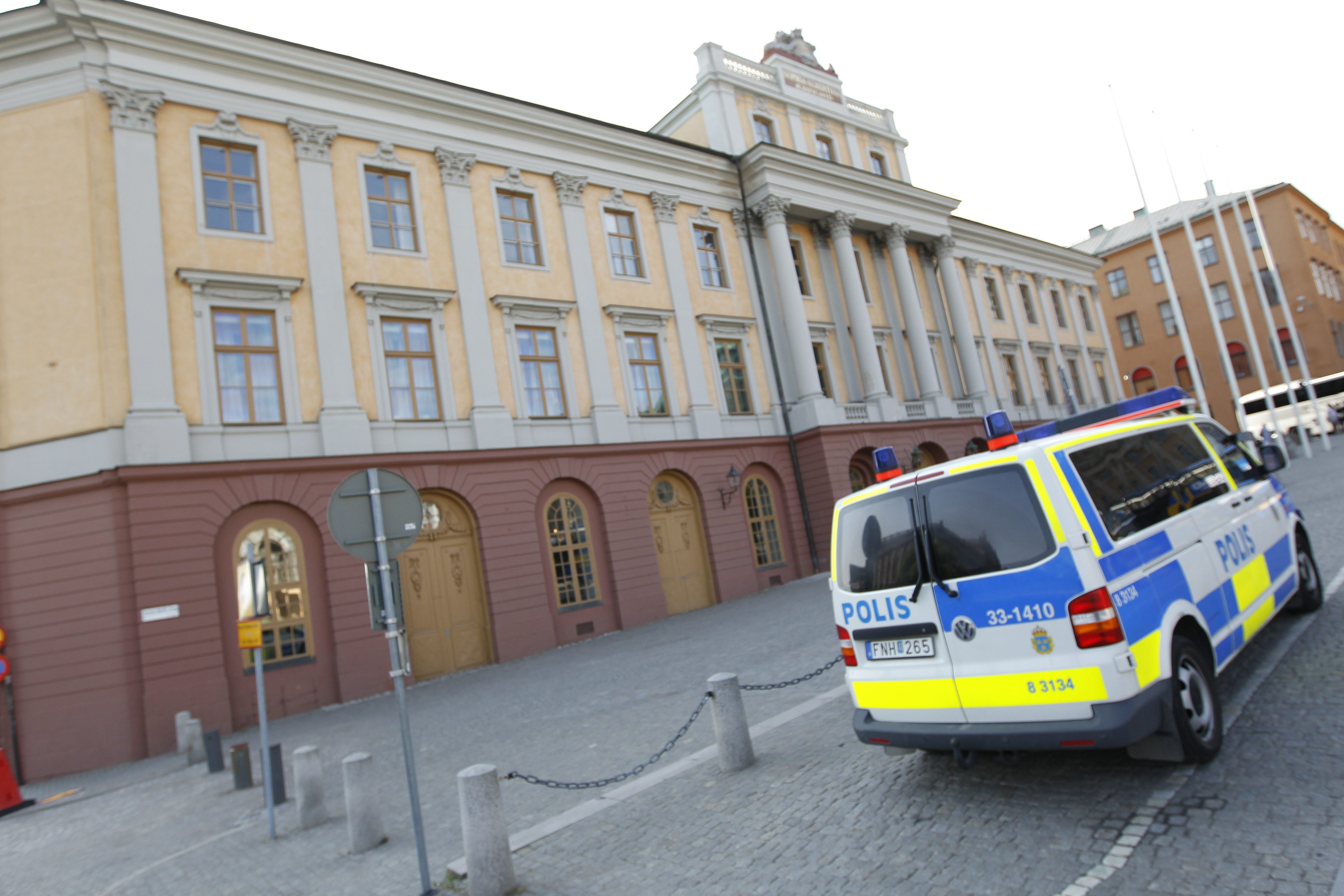 Polisbevakning utanför Utrikesdepartementet i Stockholm efter bombdåd i Norge på fredagen.