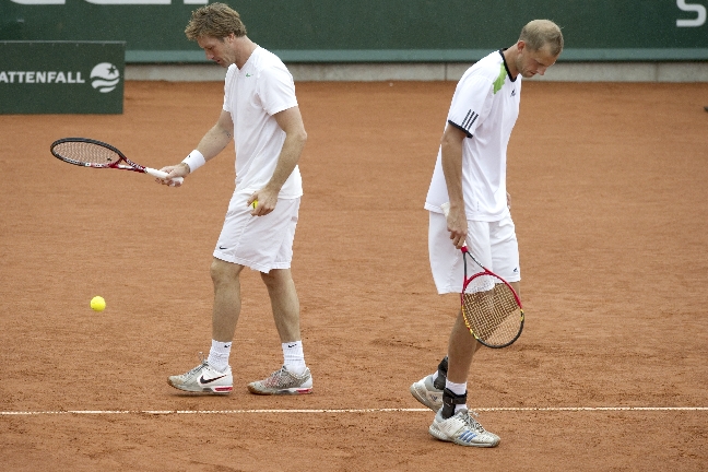 Simon Aspelin och Andreas Siljeström vet inte när de får spela igen.