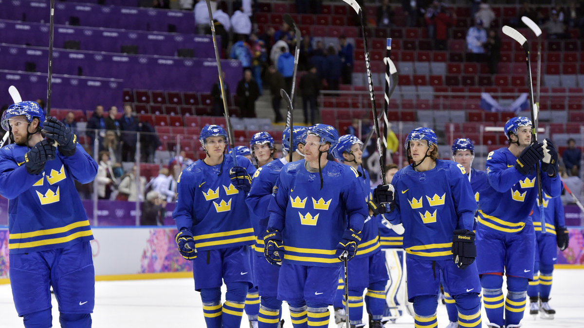 De svenska spelarna jublar efter segern med 2-4 i ishockeymatchen mellan Tjeckien och Sverige.