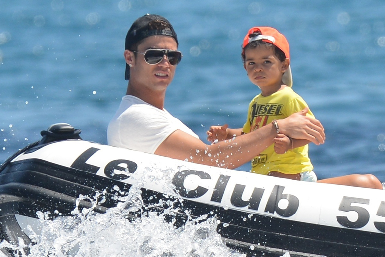 Sonen Cristiano Junior följde också med, men ser inte särkilt road ut. Sonen Cristiano Junior följde också med, men ser inte särkilt road ut.