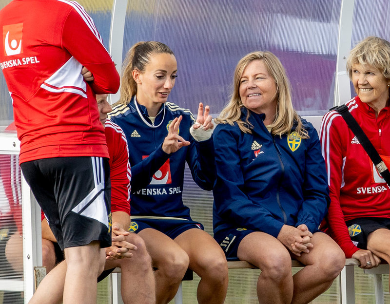 Kosovare Asllani förklarar för chefen Marika Domanski Lyfors hur saker och ting ligger till. Arkivbild.