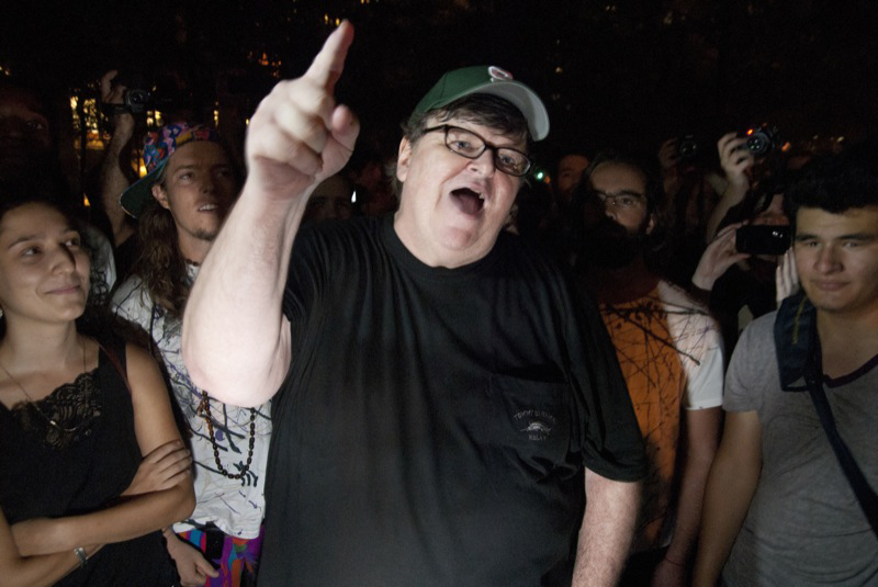 Natten till måndagen besökte filmskaparen Michael Moore demonstranterna och visade sitt stöd.