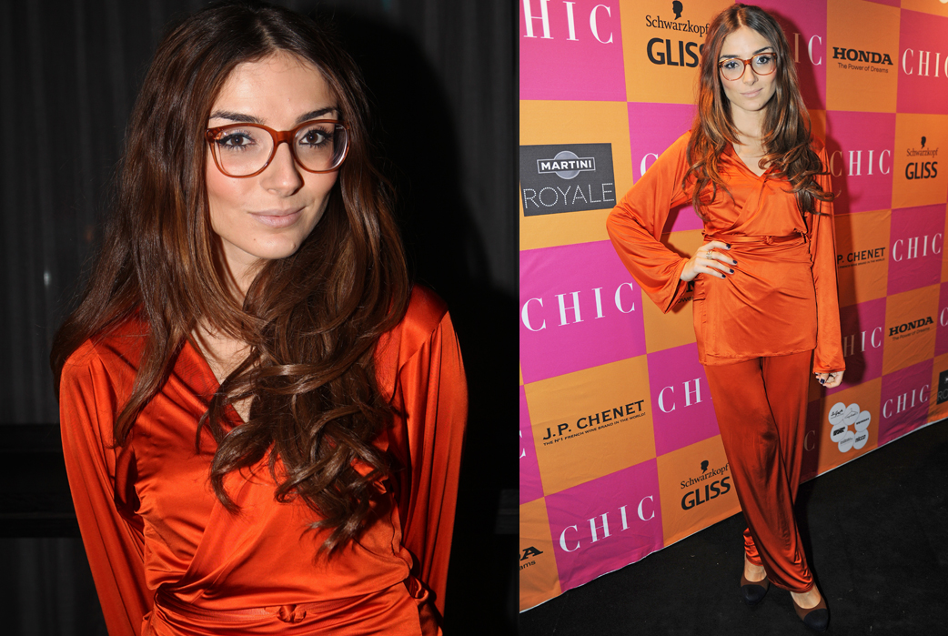 Sibel Redzep hade valt en orange outfit i silkigt tyg och matchade med stora brillor. Sibel Redzep hade valt en orange outfit i silkigt tyg och matchade med stora brillor.