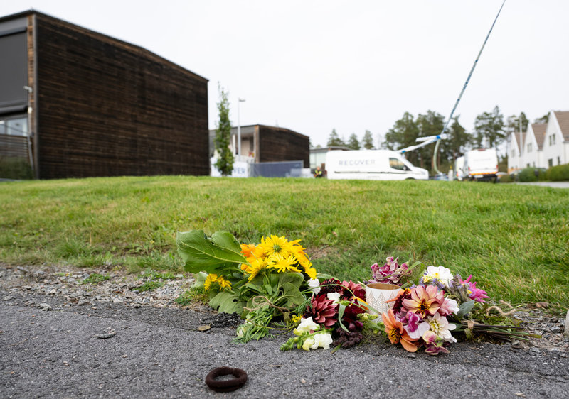 Blommor i vägkorsningen nedanför de förstörda radhusen i Fullerö utanför Uppsala där en kvinna i 25-årsåldern dödades av ett sprängdåd tidigt på morgonen den 28 september.