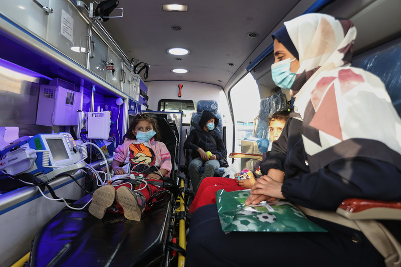 En ambulans vid gränsövergången Allenby, på väg mot Jordaniens huvudstad Amman på måndagen.