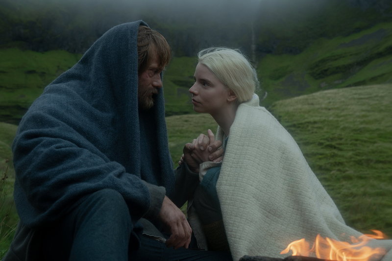 Alexander Skarsgårds rollfigur får hjälp av slaven Olga (Anya Taylor-Joy) att hämnas sin fars död. Pressbild.
