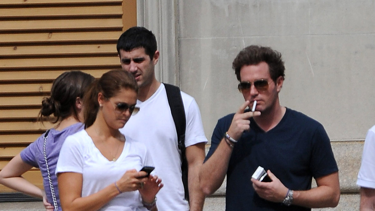 Madde i en lite mer sportigt outfit medan Chris njuter av en cigarett.