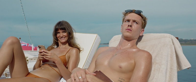 Charlbi Dean (som avled i augusti i år) och Harris Dickinson i 'Triangle of sadness'. Pressbild.