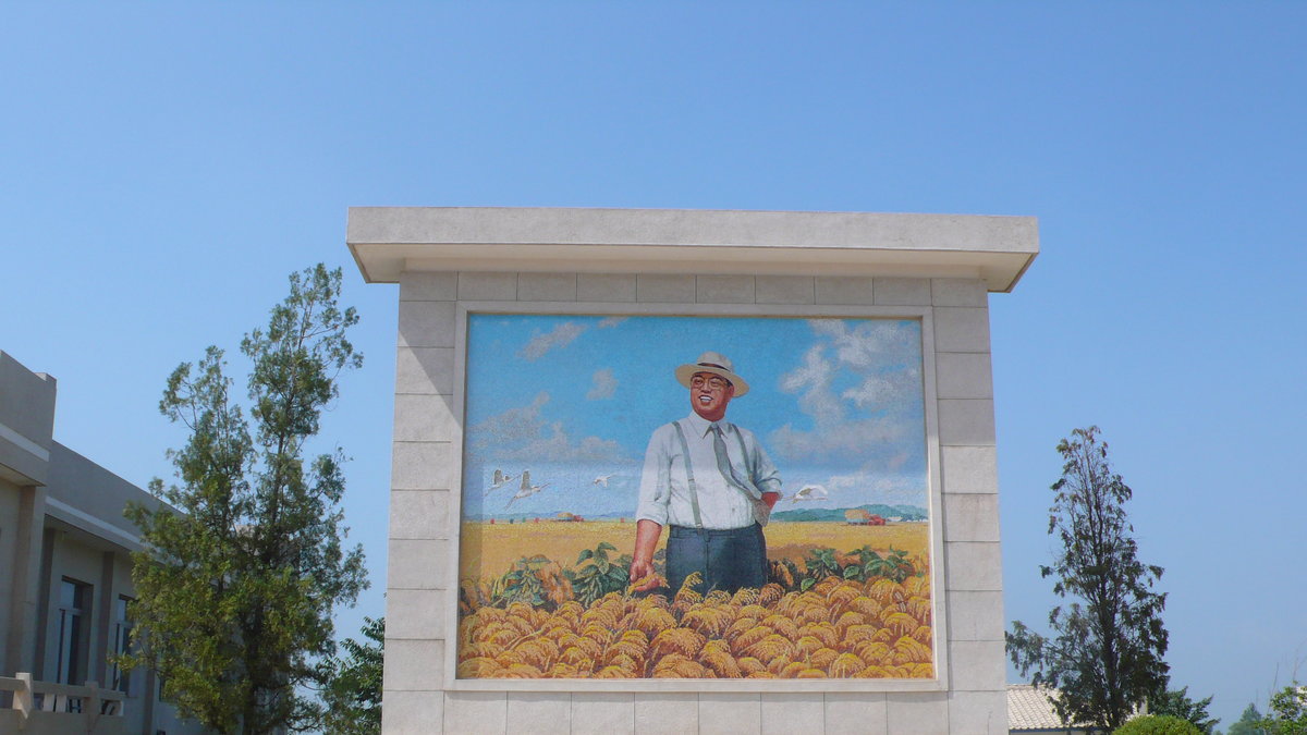 De flesta platser har en bild och citat från den store ledarens besök. Målningen med Kim Il-sung hittade vi utanför en farm som han besökt.