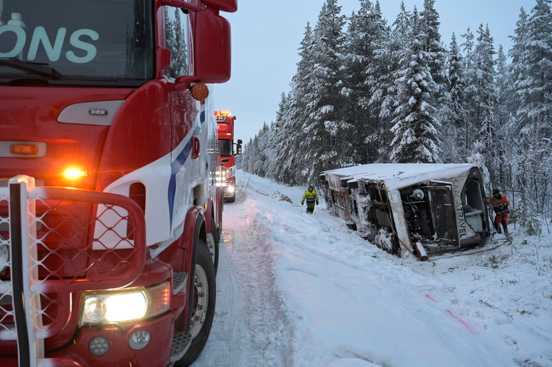 Bussen var chartrad av ett finländskt bolag. Inga barn befann sig ombord, uppger polisen.