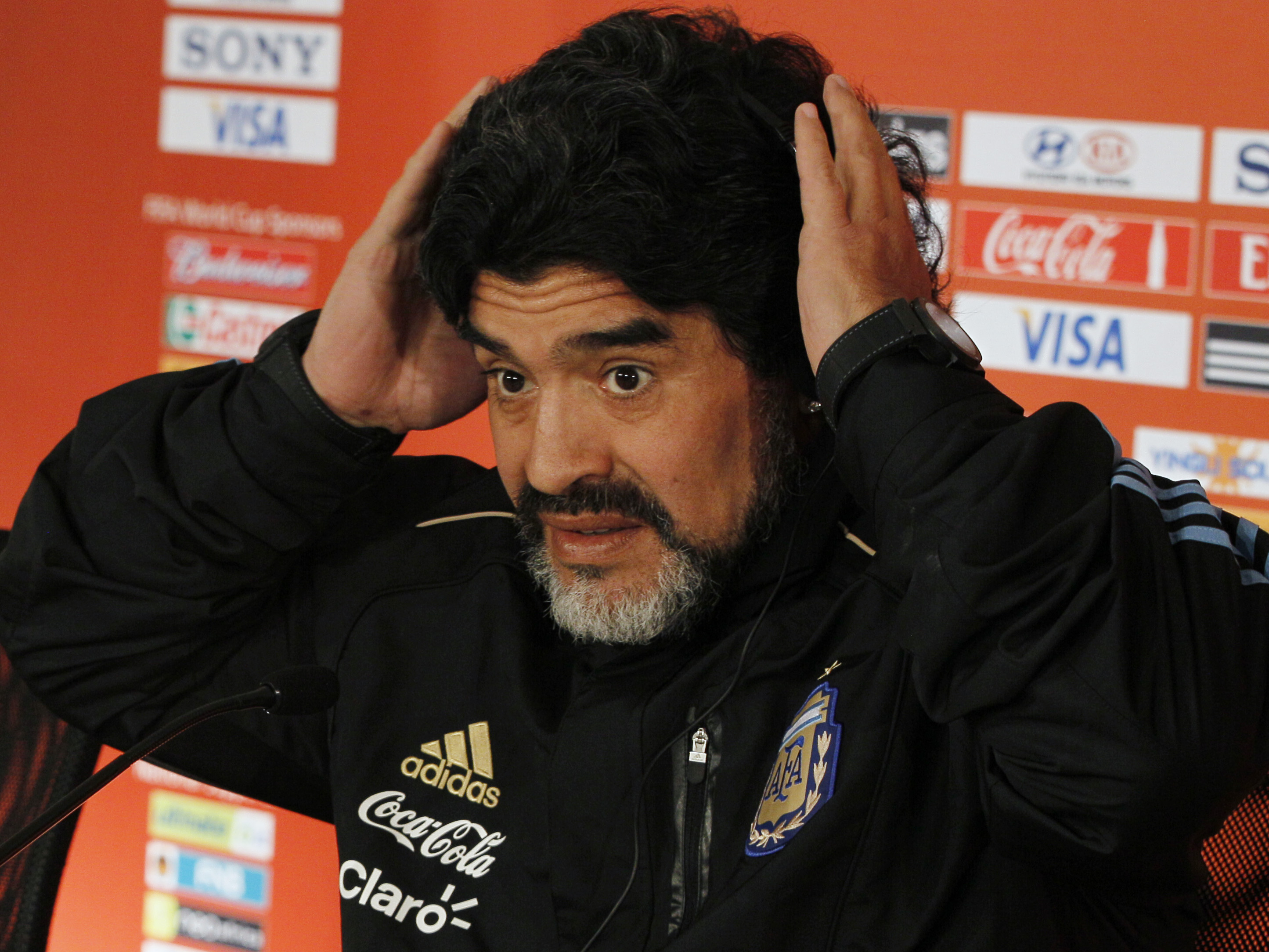Diego Maradona på presskonferens.