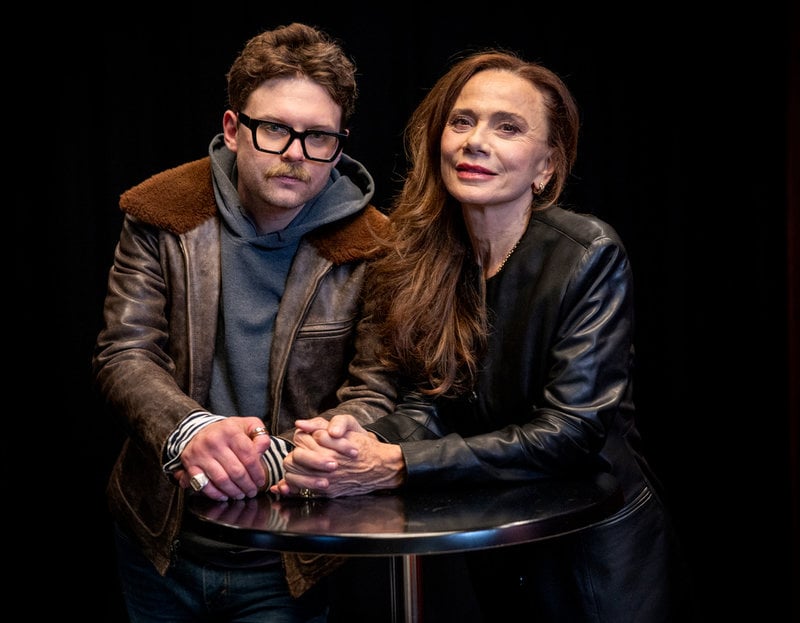 Både Lena Olin och FA Campbell tycker det finns något tidlöst över Strindberg och att kammarspelet "Fadren" talar till vår samtid, trots att pjäsen är nästan 150 år gammal. 