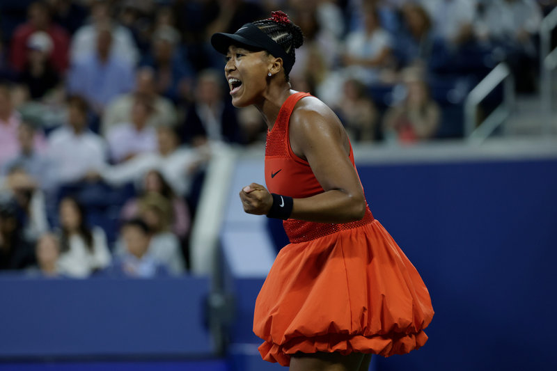 Naomi Osaka firar efter en vunnen poäng i matchen mot Greet Minnen.