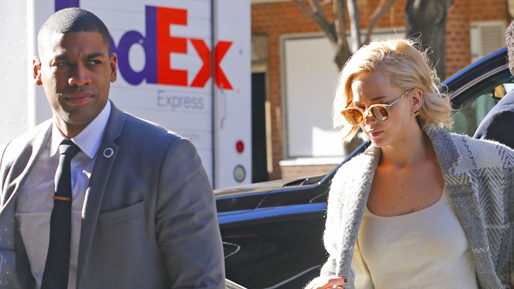 Jennifer Lawrence har flera olika livvakter. Men den här killen är den snyggaste... Jennifer Lawrence har flera olika livvakter. Men den här killen är den snyggaste...