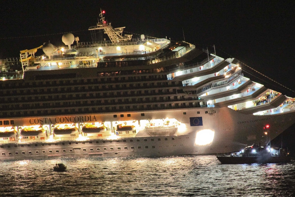 Costa Concordia körde på ett rev, vilket orsakade olyckan. Costa Concordia körde på ett rev, vilket orsakade olyckan.