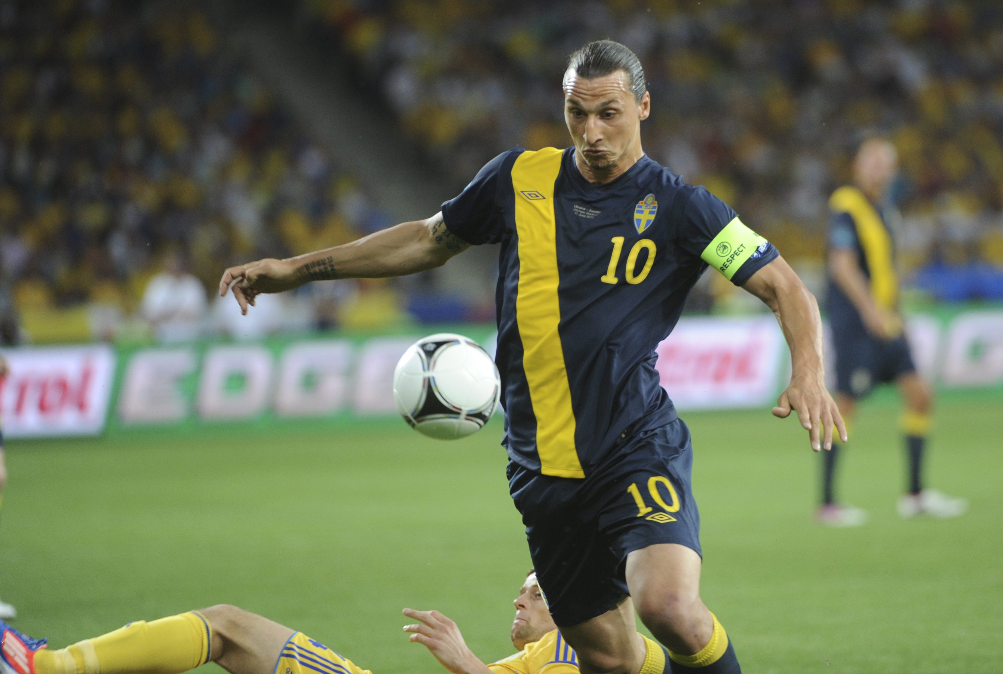 För Sveriges del hänger mycket, eller allt, på Zlatan Ibrahimovic. Men lagkamraterna måste backa upp honom.