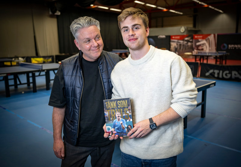 Carl och Truls Möregårdh är huvudförfattare till boken "Tänk som Truls", som släpps måndagen den 26 maj.