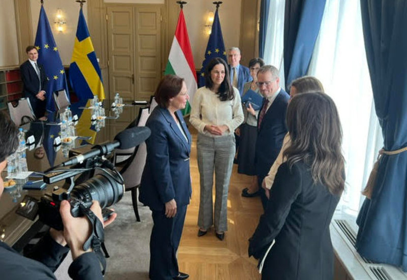 Ungerns nya utrikesminister Anita Orbán (iklädd vitt i mitten) presenterar sina medarbetare för Sveriges Maria Malmer Stenergard.