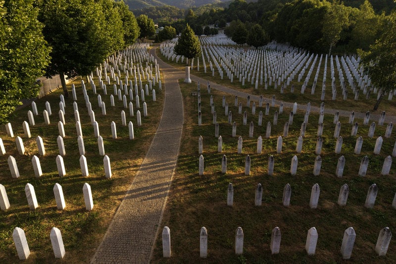 Gravarna på begravningsplatsen i Potocari utanför Srebrenica vittnar om folkmordet. Där samlas tusentals människor under fredagen för att minnas offren.