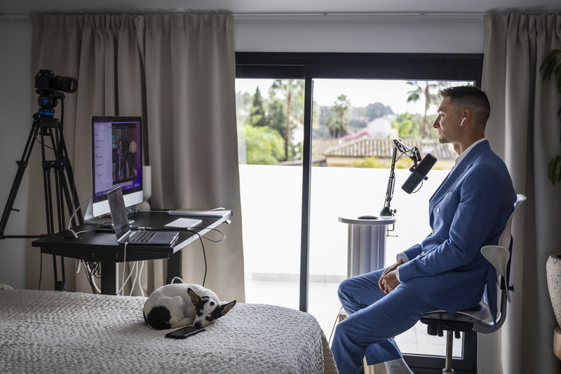 Alexander Pärleros genomför en intervju i Framgångspodden, här med tidigare finansministern Anders Borg. Foto: Judit Nilsson/SVD/TT