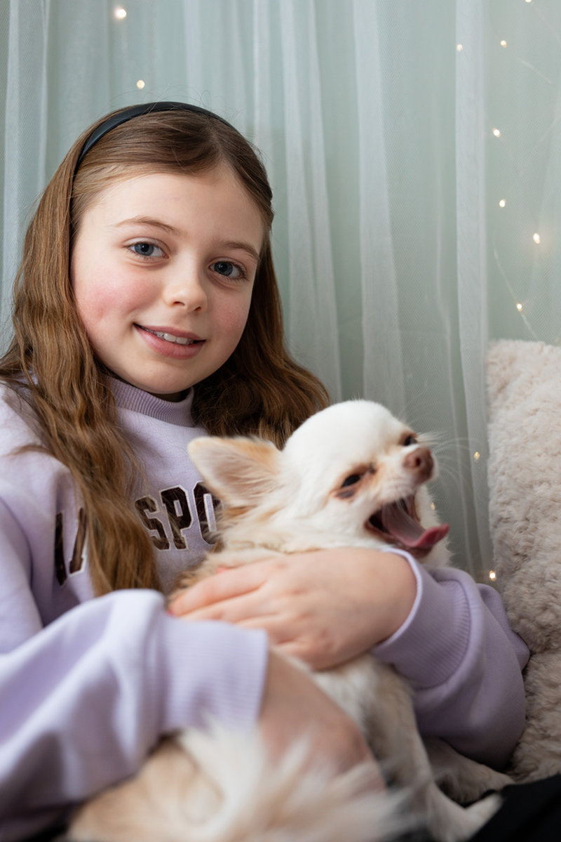 Mirjam Troedsson, här med hunden Lily, var precis färdigbehandlad för sin cancer när hon fick veta att den kommit tillbaka. Med hjälp av nya analysmetoder upptäcktes det tidigt. Nu mår hon bra och beskriver sig som en superhjäte.
