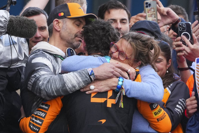 Lando Norris kramar om pappa Adam och mamma Cisca efter att ha vunnit Australian Grand Prix i mars 2025. Foto: Scott Barbour/AP/TT Lando Norris kramar om pappa Adam och mamma Cisca efter att ha vunnit Australian Grand Prix i mars 2025. Foto: Scott Barbour/AP/TT