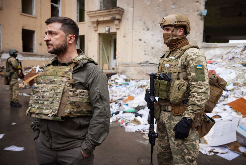 Ukrainas president Volodymyr Zelenskyj vid ett delvis förstört hus i Charkiv på söndagen.