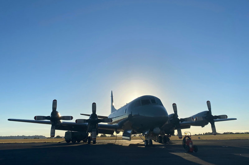 Ett militärplan väntar på basen i Auckland, Nya Zeeland, på att lyfta mot Tonga för att hjälpa myndigheterna där.