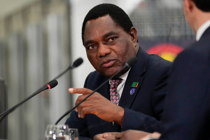 2023 skrev Zambias president Hakainde Hichilema under en ny lag som förbjuder äktenskap under 18 års ålder. "Att investera i en flicka i dag är en investering i en starkare kvinna i morgon", sade han då. Arkivbild.