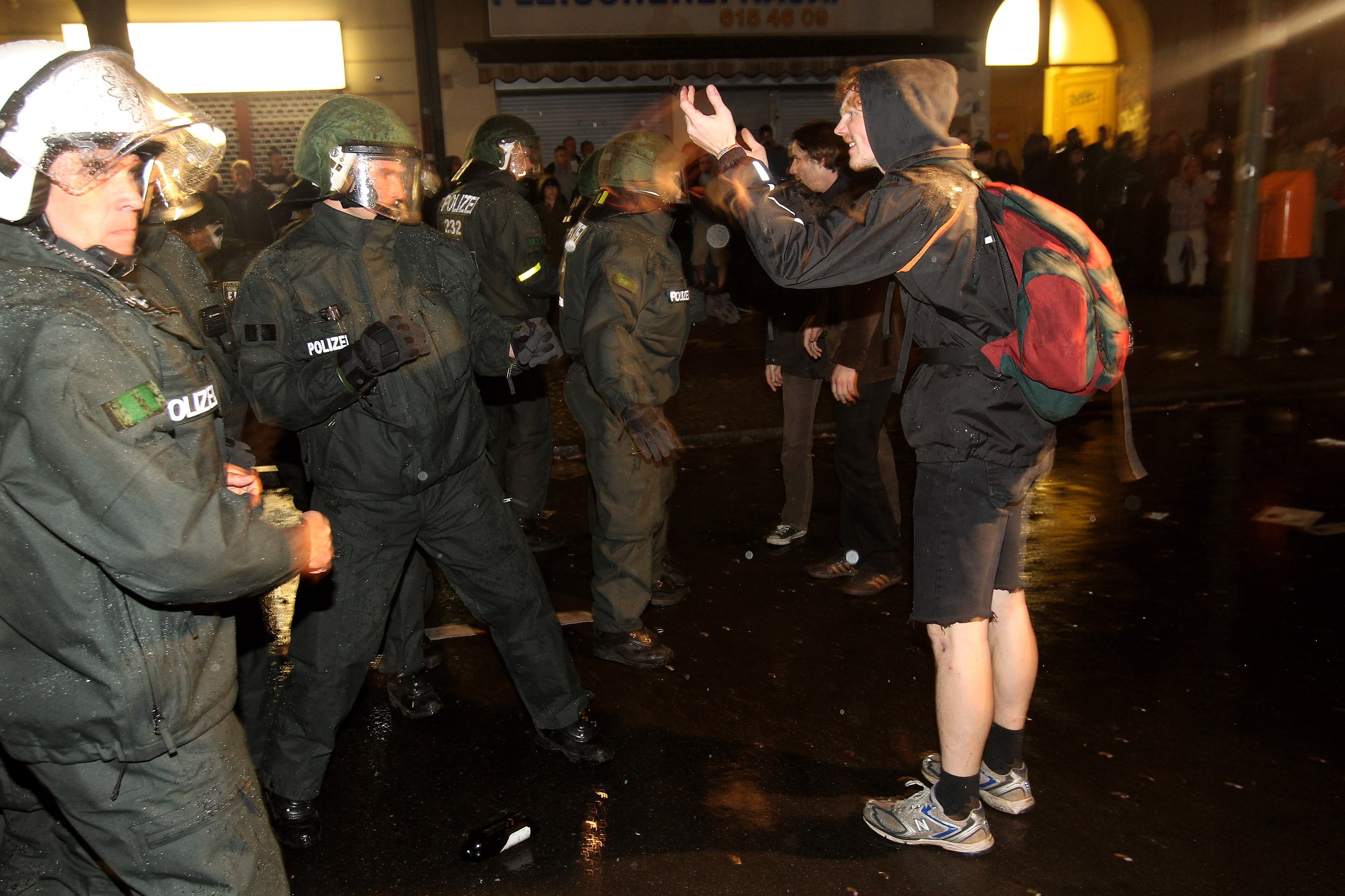 En ung man konfronterar polis i Kreuzberg 2011.