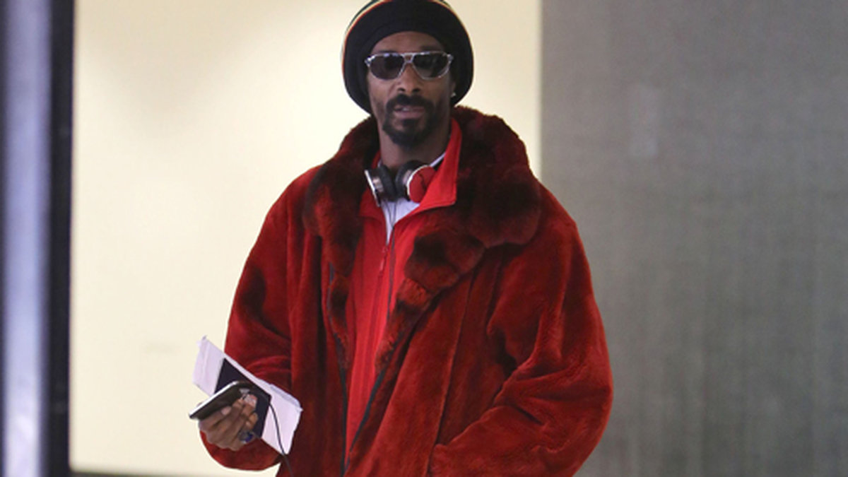 Snoop Dogg ser ut som en jultomte. I flipflops. Inte en fin look.