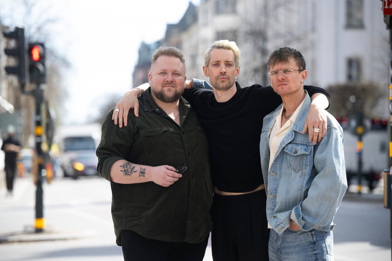 "Vi träffades på provfilmningen och kände ganska direkt att vi klickade väldigt bra ihop. Jag älskar scenerna när vi är med alla tre", säger Adam Lundgren om att spela mot Viktor Björkberg (vänster) och Erik Svedberg-Zelman (höger). Här fotograferade på Stureplan i centrala Stockholm.