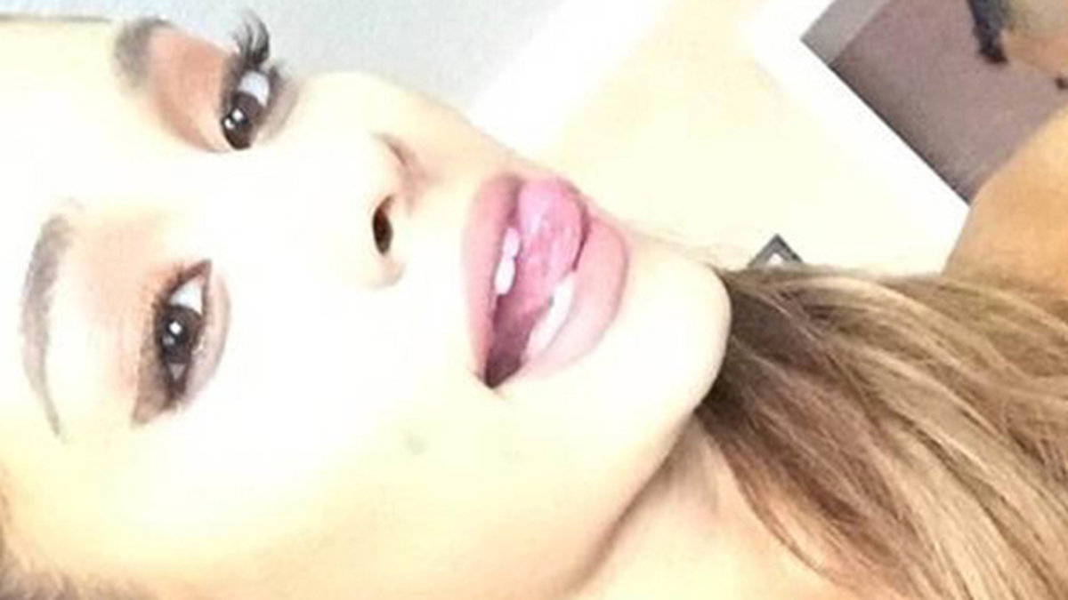 Ariana Grande tar en selfie. 