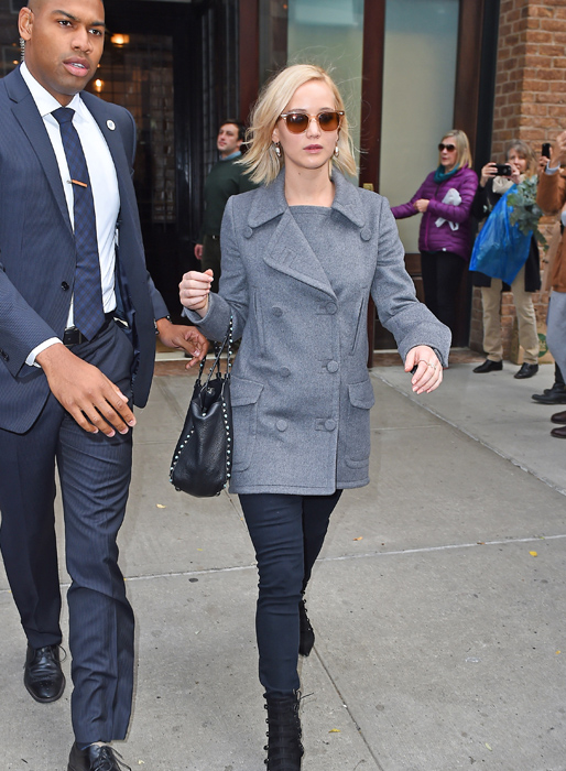 Jennifer Lawrence med sin livvakt i New York. Jennifer Lawrence med sin livvakt i New York.