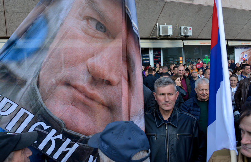 Bosnienserber demonstrerar mot FN:s höge representant i Banja Luka. De håller upp en flagga prydd av den folkmordsdömde Ratko Mladic, som förde befäl vid massakern i Srebrenica. Bilden togs den 20 april i år.
