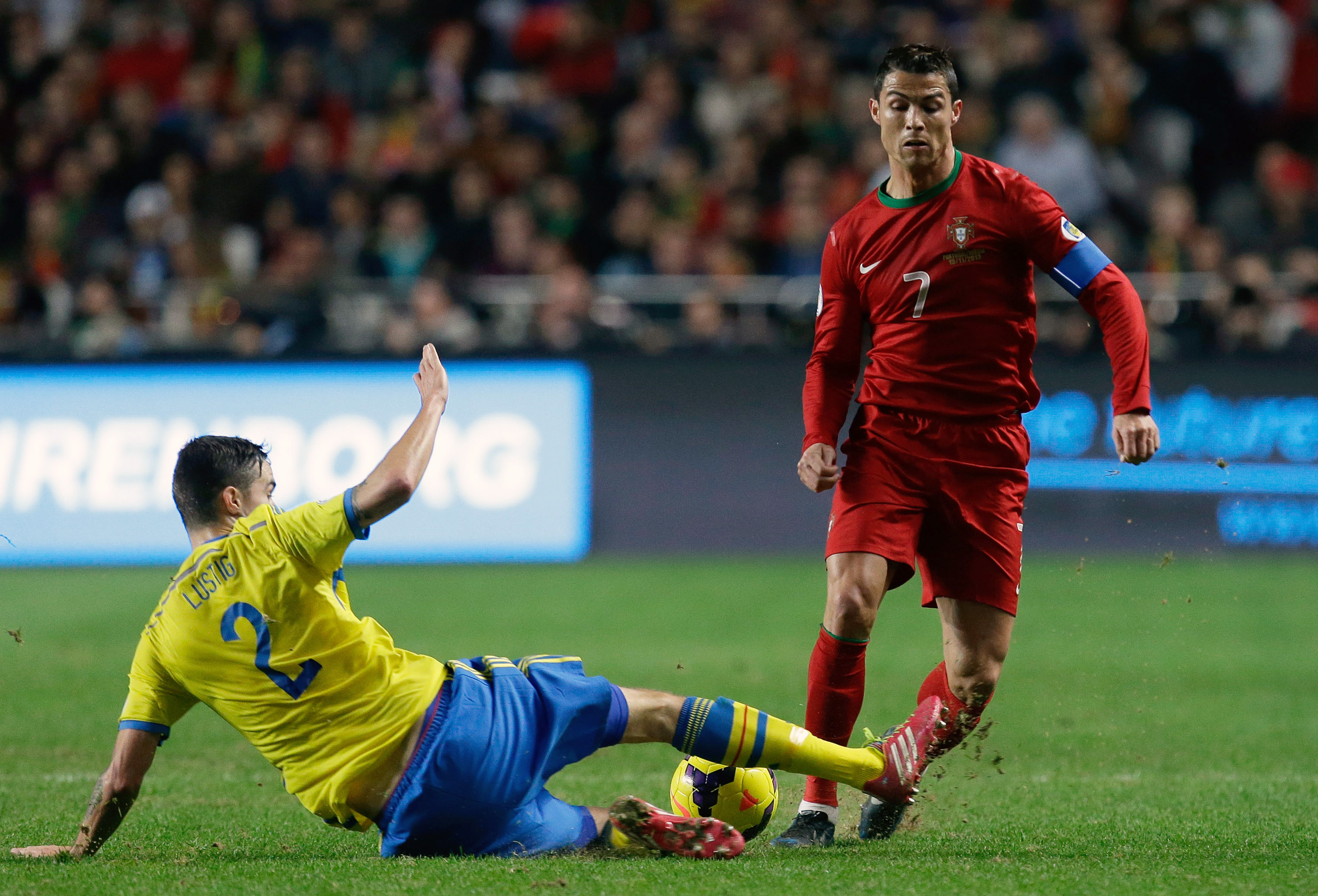 Mikael Lustig och Ronaldo hade många dueller. Mikael Lustig och Ronaldo hade många dueller.