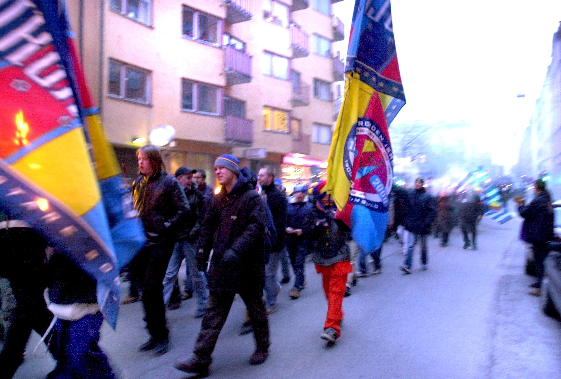 2002: Djurgårdsfans protesterar mot förslaget att göra Råsunda till deras hemmaarena. 2002: Djurgårdsfans protesterar mot förslaget att göra Råsunda till deras hemmaarena.