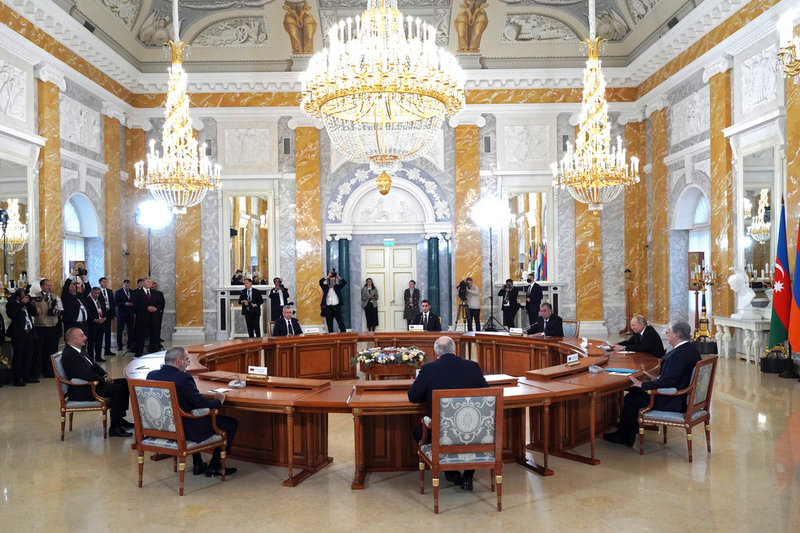 Rysslands president Vladimir Putin (två från vänster) firar 70-årsdag med ledare för forna Sovjetrepubliker utanför S:t Petersburg.