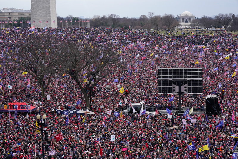 Tusentals anhängare till Donald Trump kom för att lyssna på hans tal i Washington den 6 januari 2021, innan kongressen stormades.