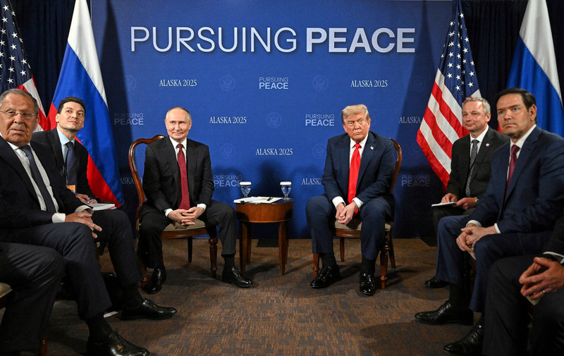 Rysslands president Vladimir Putin och USA:s president Donald Trump i mitten, även med USA:s utrikesminister Marco Rubio längst till höger och Rysslands utrikesminister Sergej Lavrov längst till vänster.