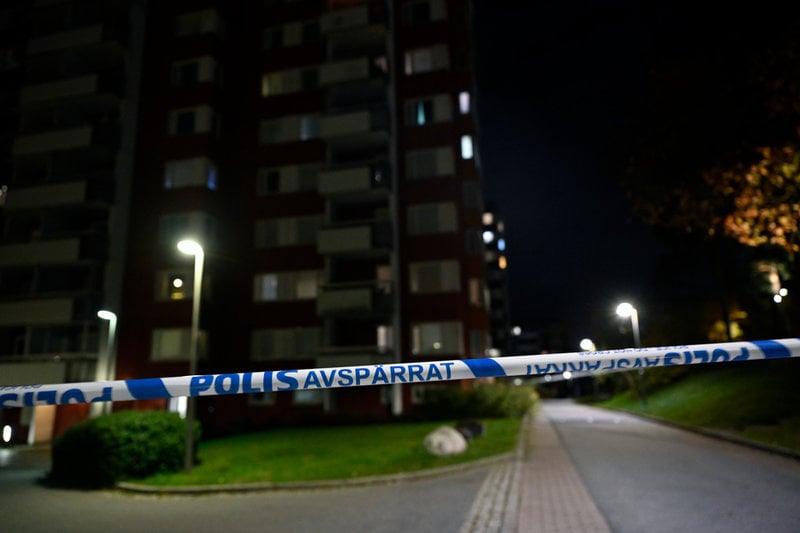 Polisavspärrningar i närheten av mordplatsen i Akalla i nordvästra Stockholm den 22 oktober 2024. Rättegången om mord och mordförsök inleds i Solna tingsrätt måndag 22 september.