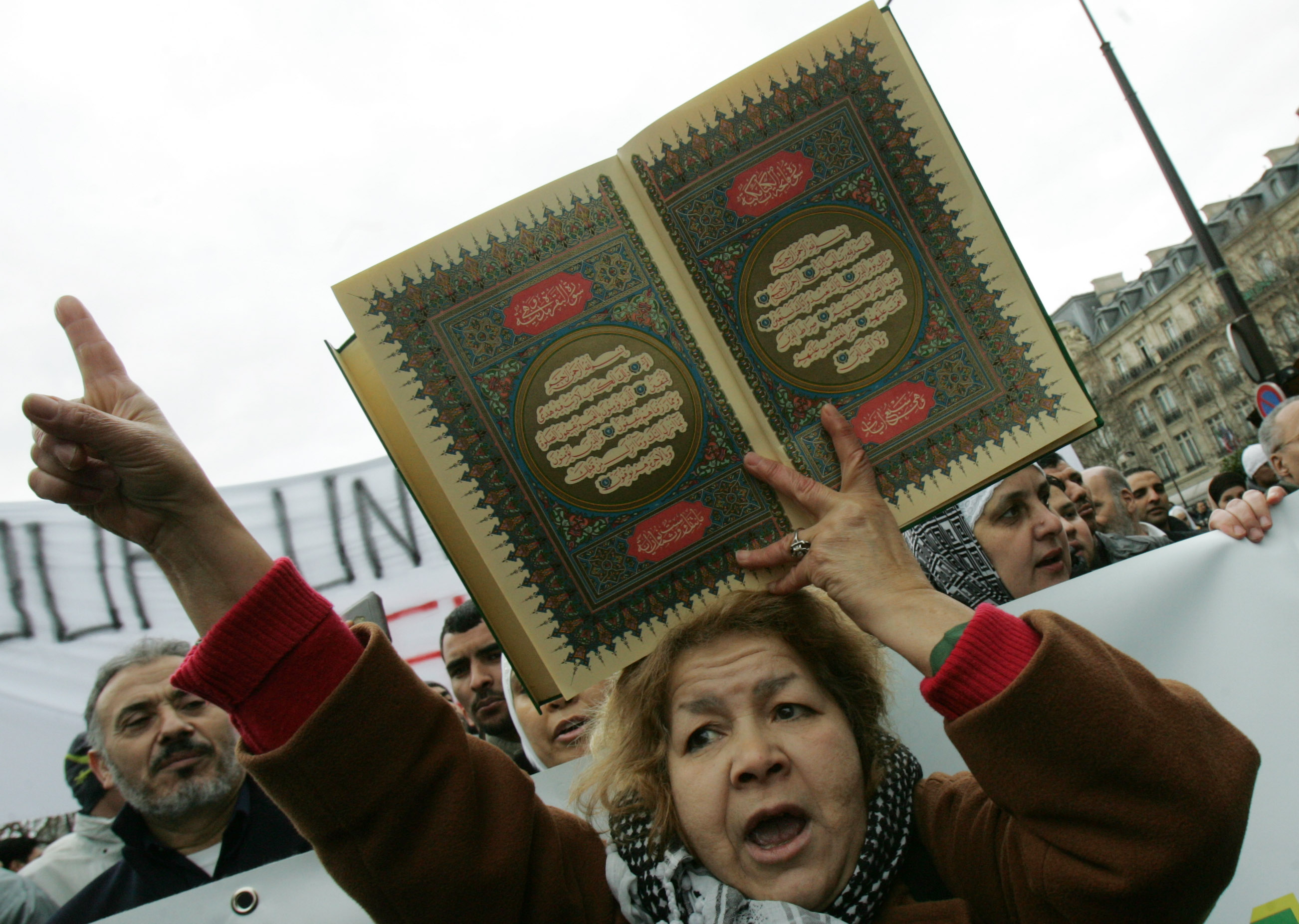 En kvinna protesterar mot tidningen 2007 efter att de publicerat de danska Muhammedkarikatyrerna.