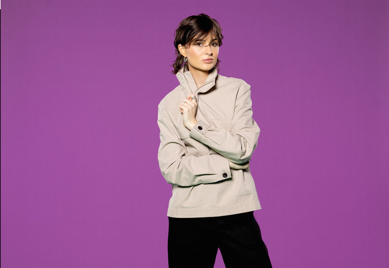 Emilia Pantić sjunger en sorgsen ballad i Melodifestivalen. 