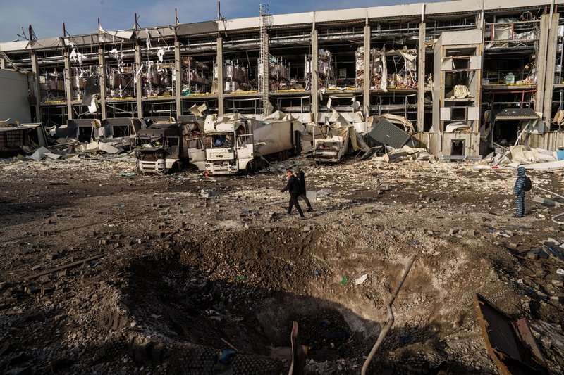En krater och stor förödelse vid en logistikcentral i Kiev på tisdagsmorgonen.