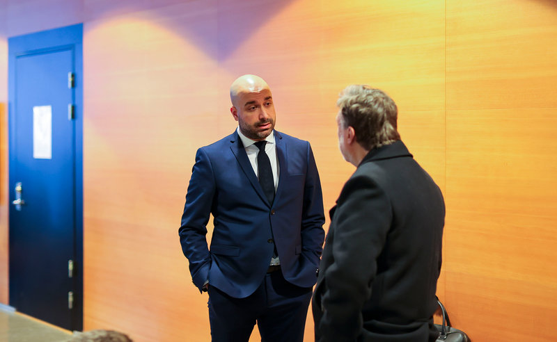 Den yngre broderns advokat Sina Safashad (t v) utanför rättegångssalen.