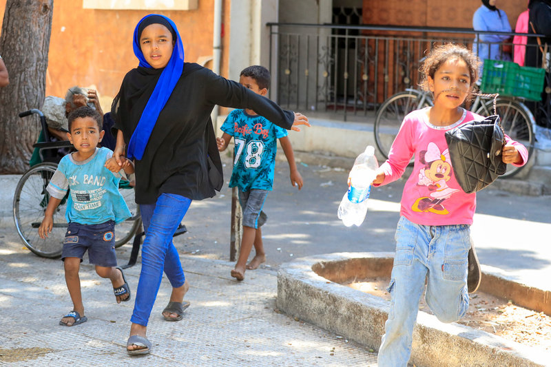 Invånare i flyktinglägret Ain al-Hilweh i Libanon flyr striderna mellan Fatah och islamistiska grupper.