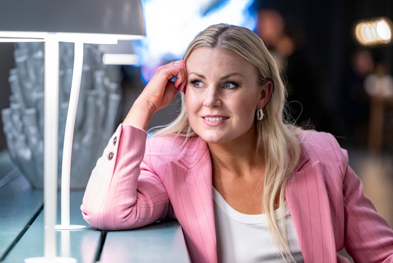 Elisa Lindström har tidigare blivit utslagen i Melodifestivalens deltävlingar – i år vill hon fokusera på att bara njuta av Melodifestivalen.