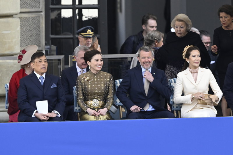 Kung Maha Vajiralongkorn och drottning Suthida av Thailand tillsammans med kung Frederik X och drottning Mary av Danmark när Försvarsmakten uppvaktar på yttre borggården vid Stockholms slott som del av firandet av kung Carl Gustafs 80-årsdag.