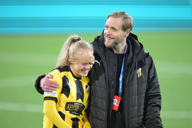 Häckens klubbchef Marcus Jodin tillsammans med spelaren Molly Johansson efter mötet med Chelsea i Champions League. Arkivbild.
